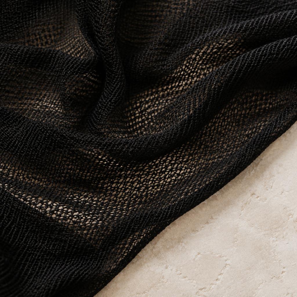 Maille noire fine vue de près